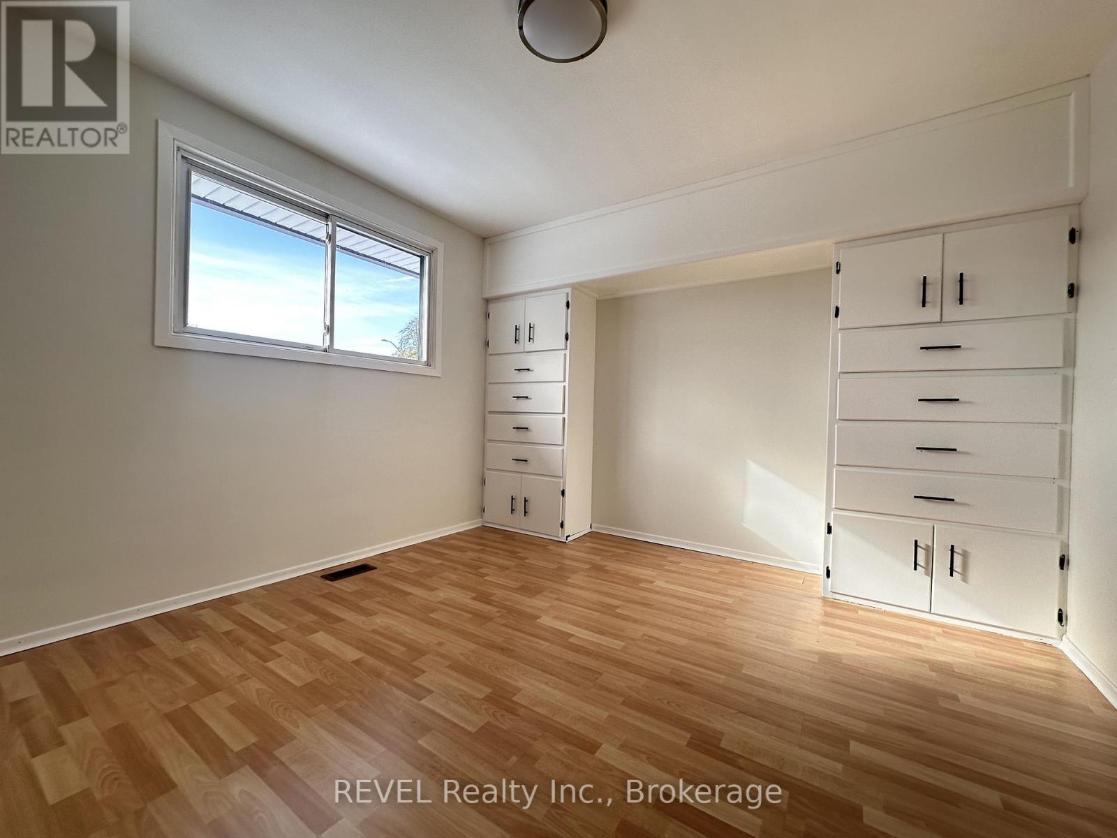 Upper - 7109 Jill Drive, Niagara Falls, Ontario L2G 7C9 - Photo 8 - X12533364