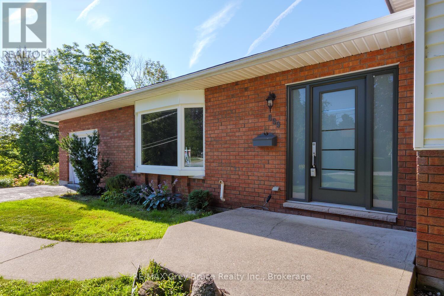 699 20th Street W, Owen Sound, Ontario  N4K 4E1 - Photo 2 - X12533340