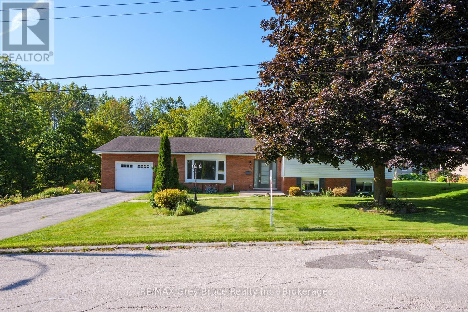 699 20th Street W, Owen Sound, Ontario  N4K 4E1 - Photo 5 - X12533340