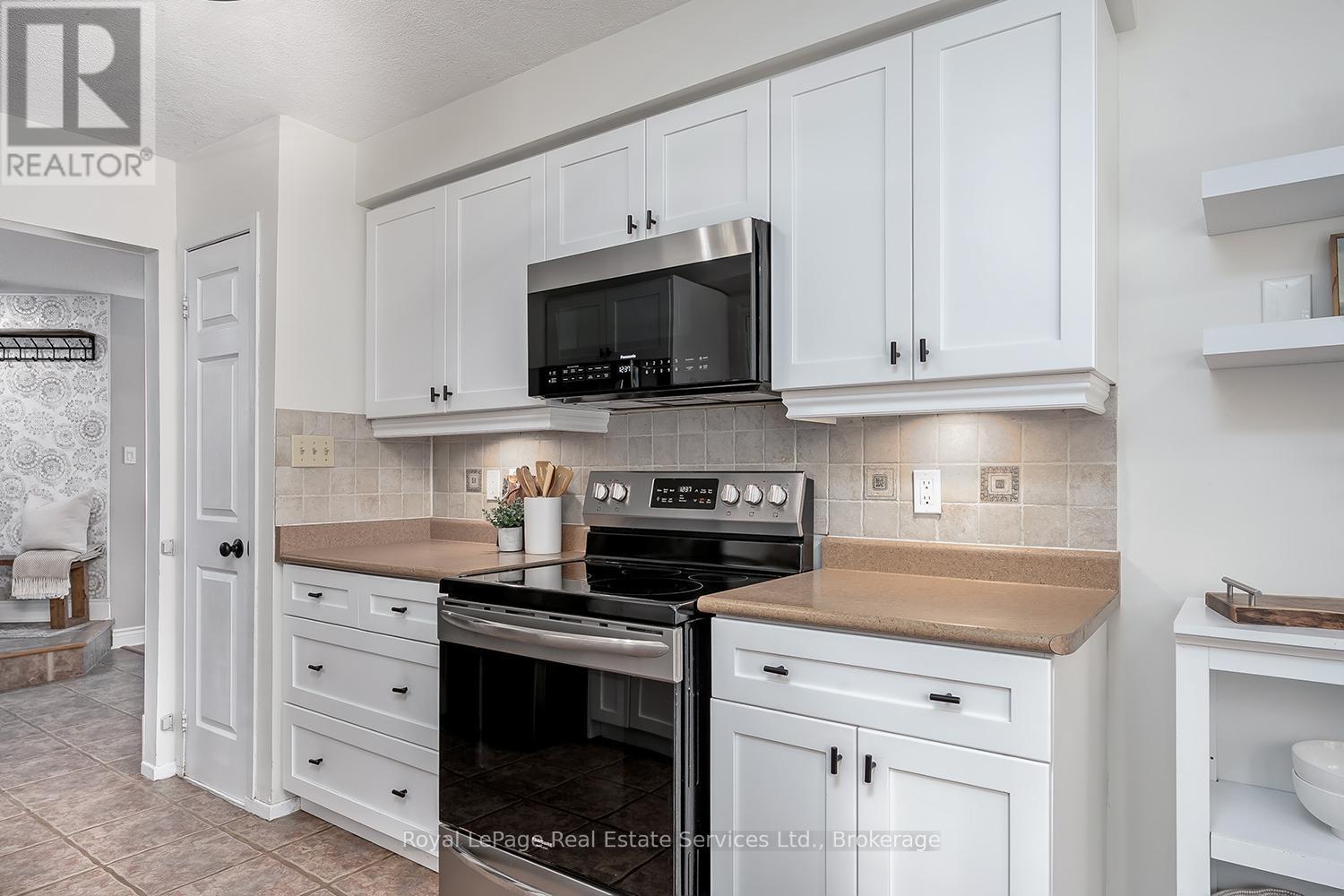 1544 Greenbriar Drive, Oakville, Ontario  L6M 1Y5 - Photo 16 - W12533520