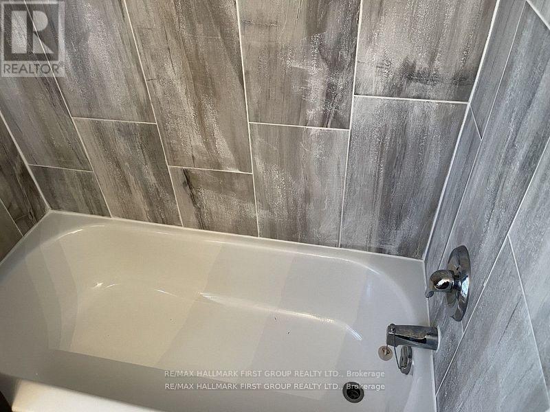 Upper - 26 Whiting Avenue, Oshawa, Ontario  L1H 3T3 - Photo 11 - E12533436