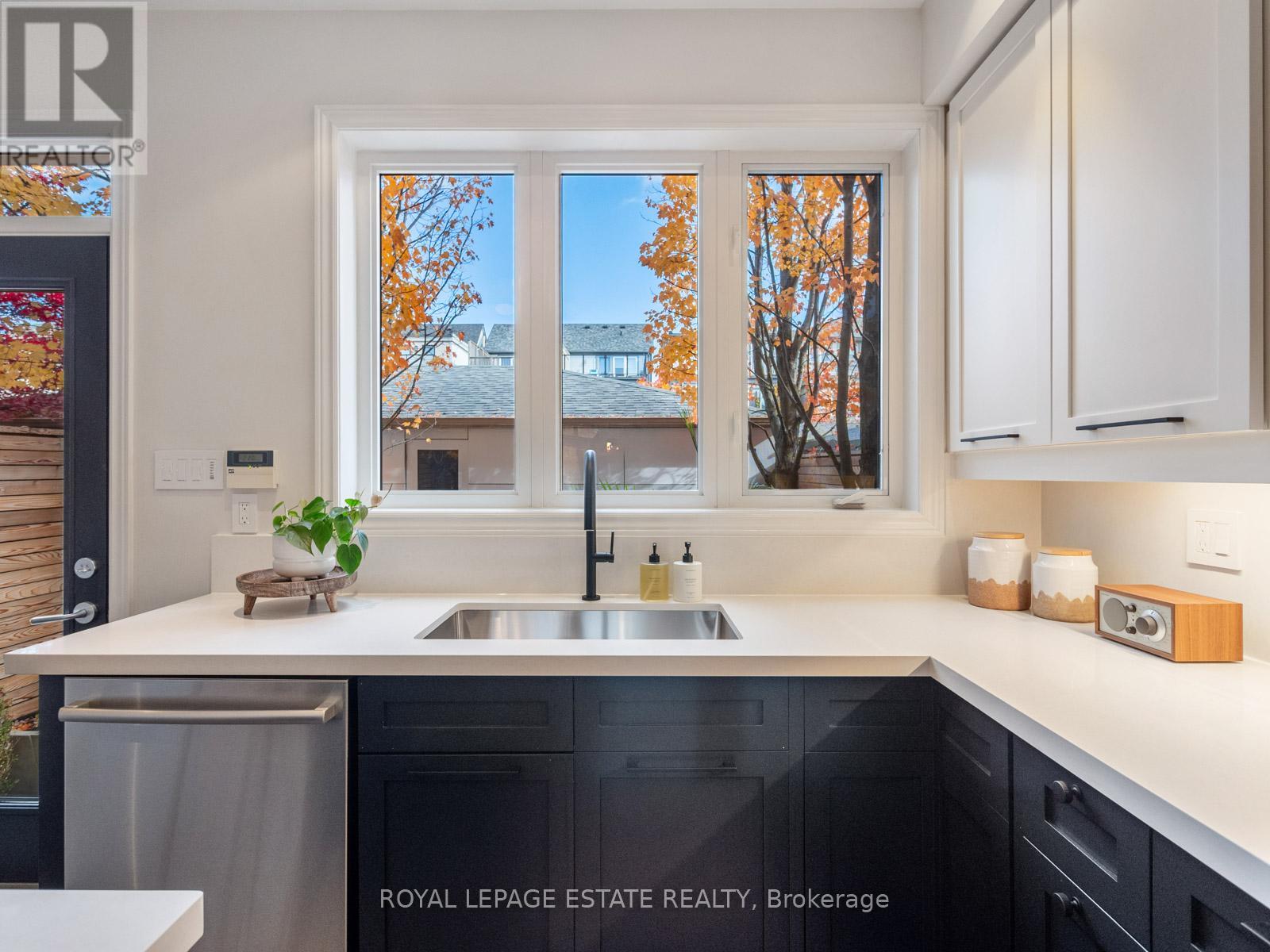 53 Northern Dancer Boulevard, Toronto, Ontario  M4L 3Z8 - Photo 15 - E12533466