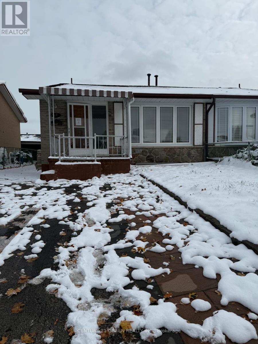 38 Wilton Drive, Brampton, Ontario  L6W 3A1 - Photo 2 - W12532798