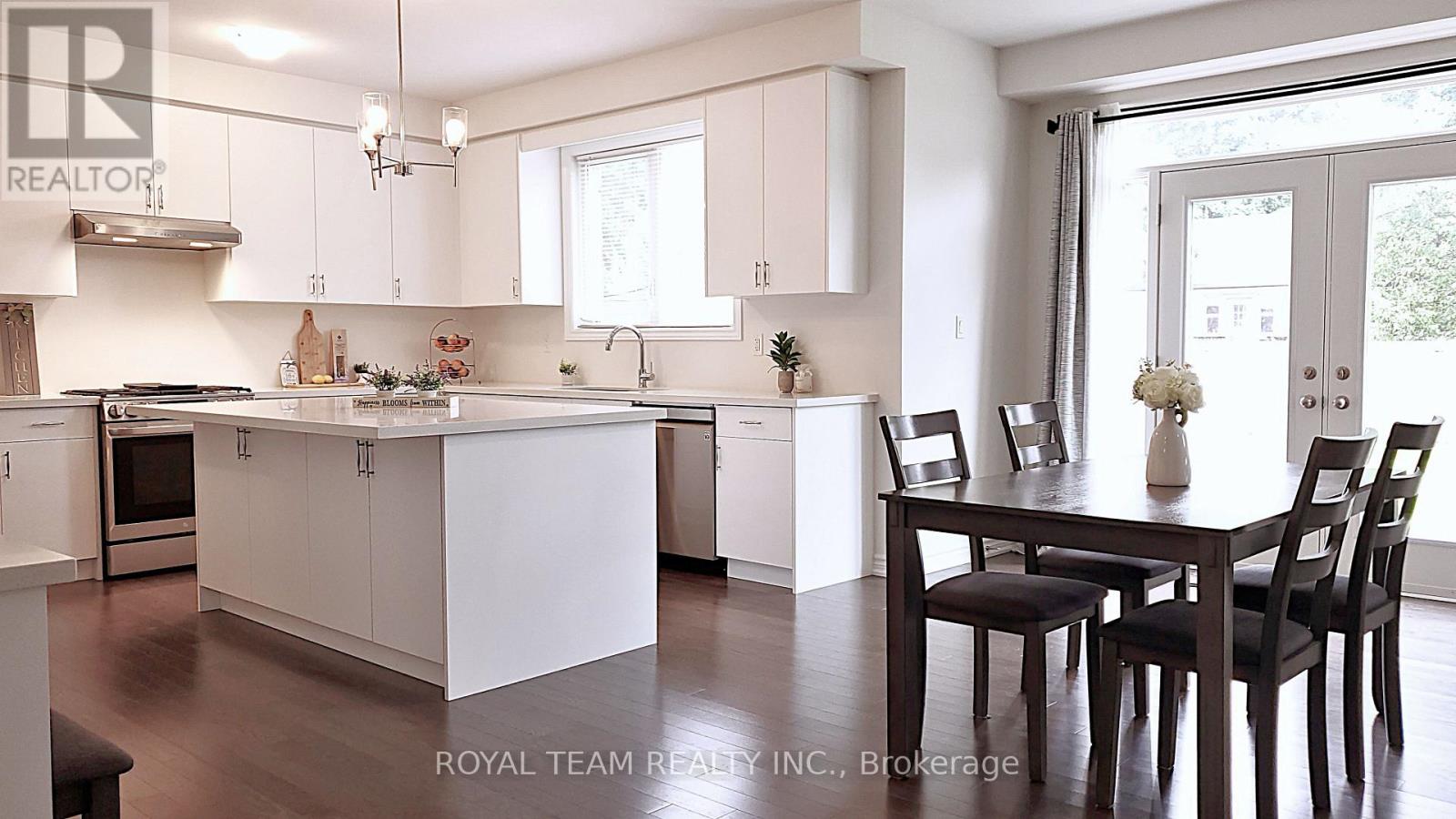 251 Danny Wheeler Boulevard, Georgina, Ontario  L4P 0J9 - Photo 10 - N12533370