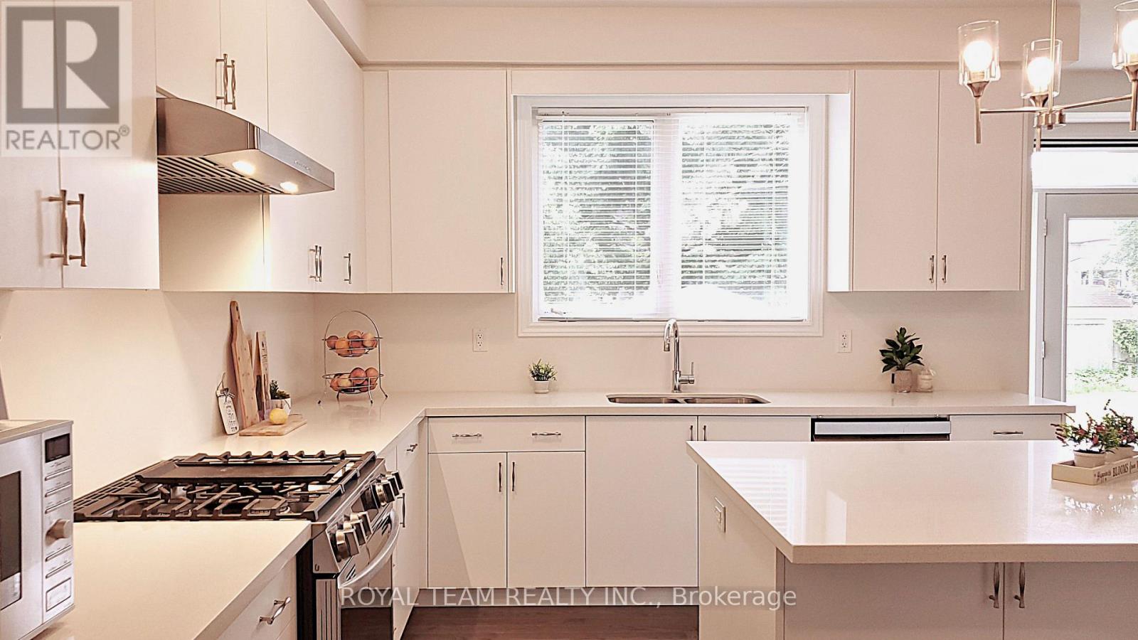 251 Danny Wheeler Boulevard, Georgina, Ontario  L4P 0J9 - Photo 16 - N12533370