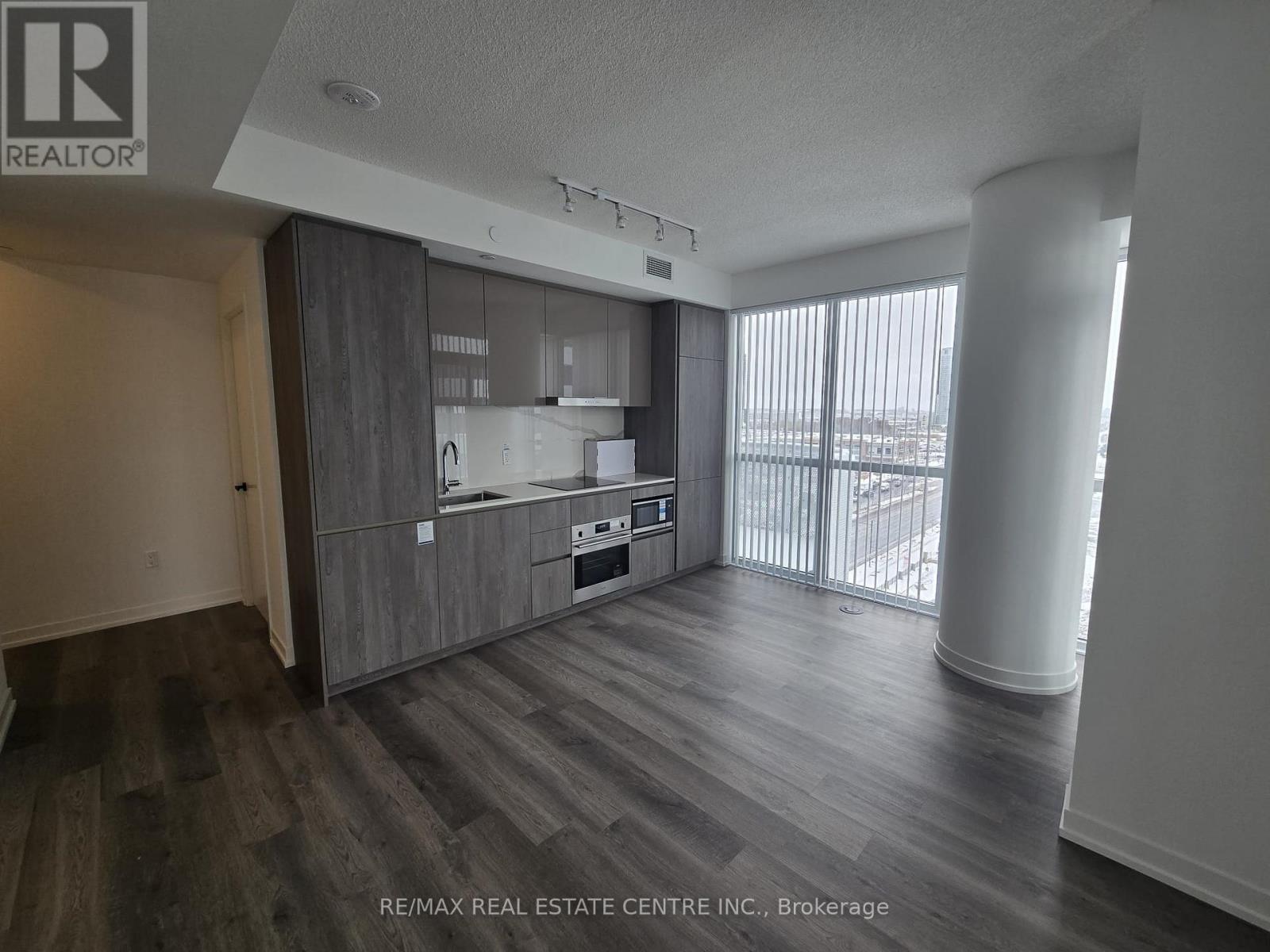 1109 - 8 Interchange Way, Vaughan, Ontario  L4K 5Z7 - Photo 2 - N12533428