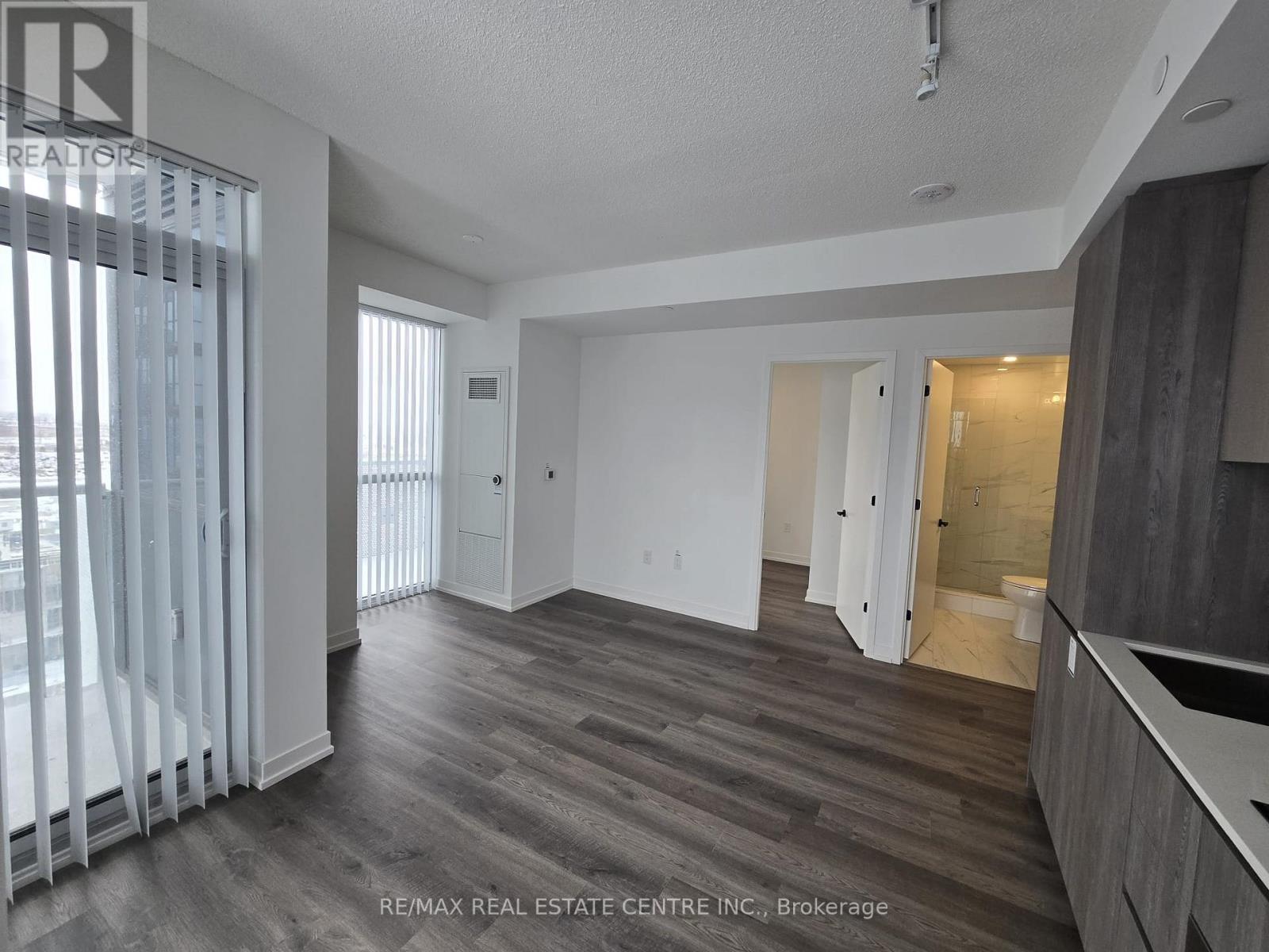 1109 - 8 Interchange Way, Vaughan, Ontario  L4K 5Z7 - Photo 3 - N12533428