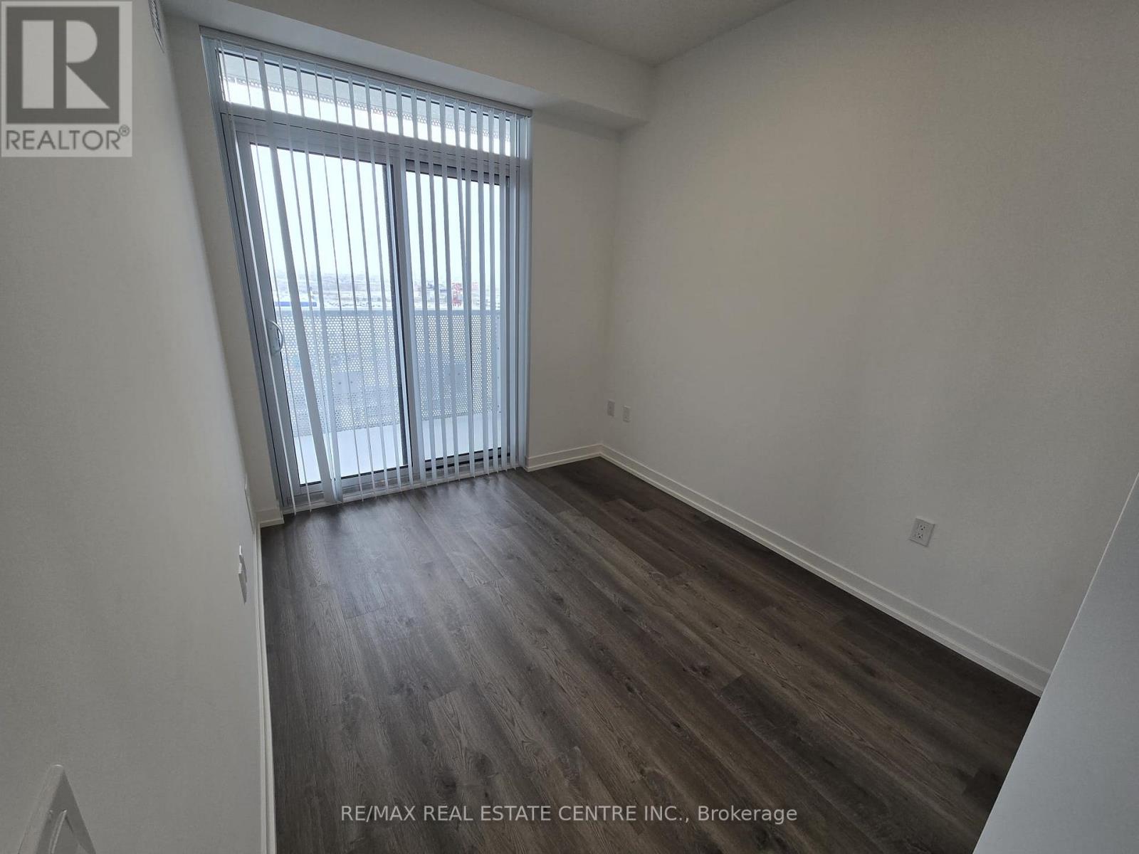 1109 - 8 Interchange Way, Vaughan, Ontario  L4K 5Z7 - Photo 4 - N12533428