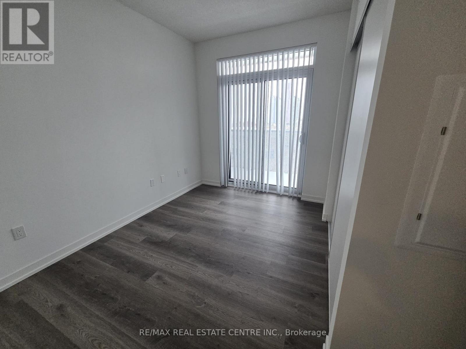 1109 - 8 Interchange Way, Vaughan, Ontario  L4K 5Z7 - Photo 5 - N12533428