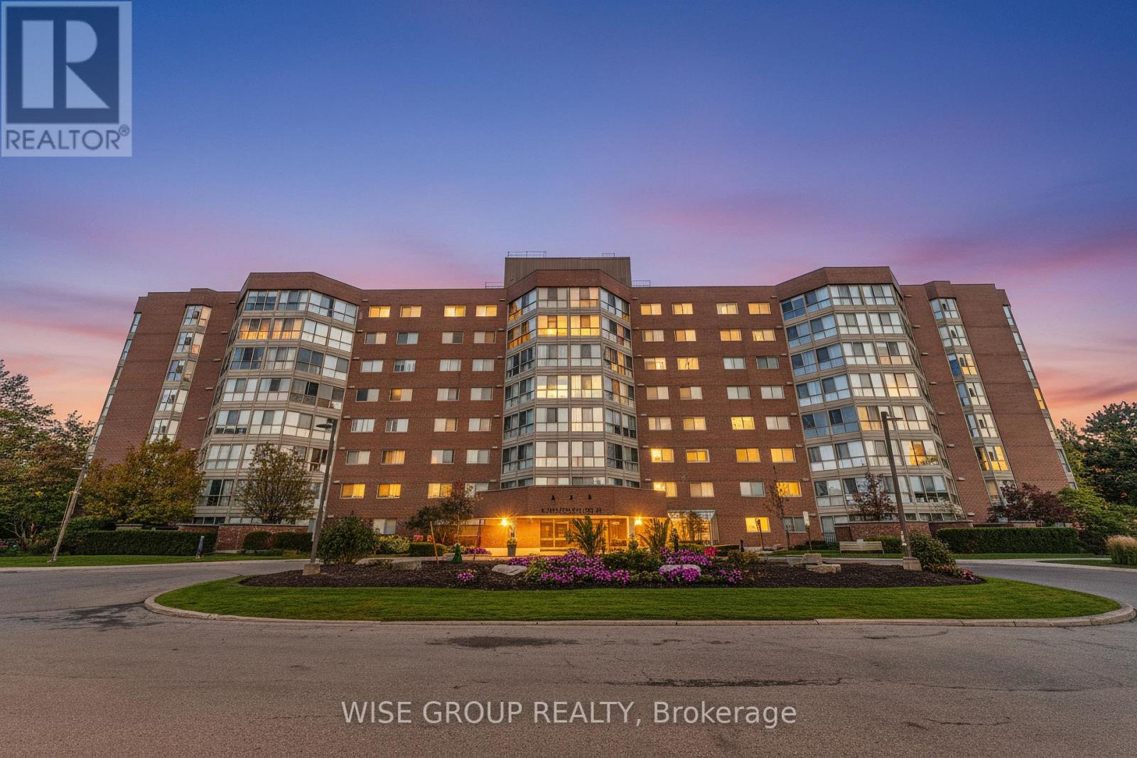 113 - 5 Weldrick Road W, Richmond Hill, Ontario  L4C 8S9 - Photo 2 - N12533498