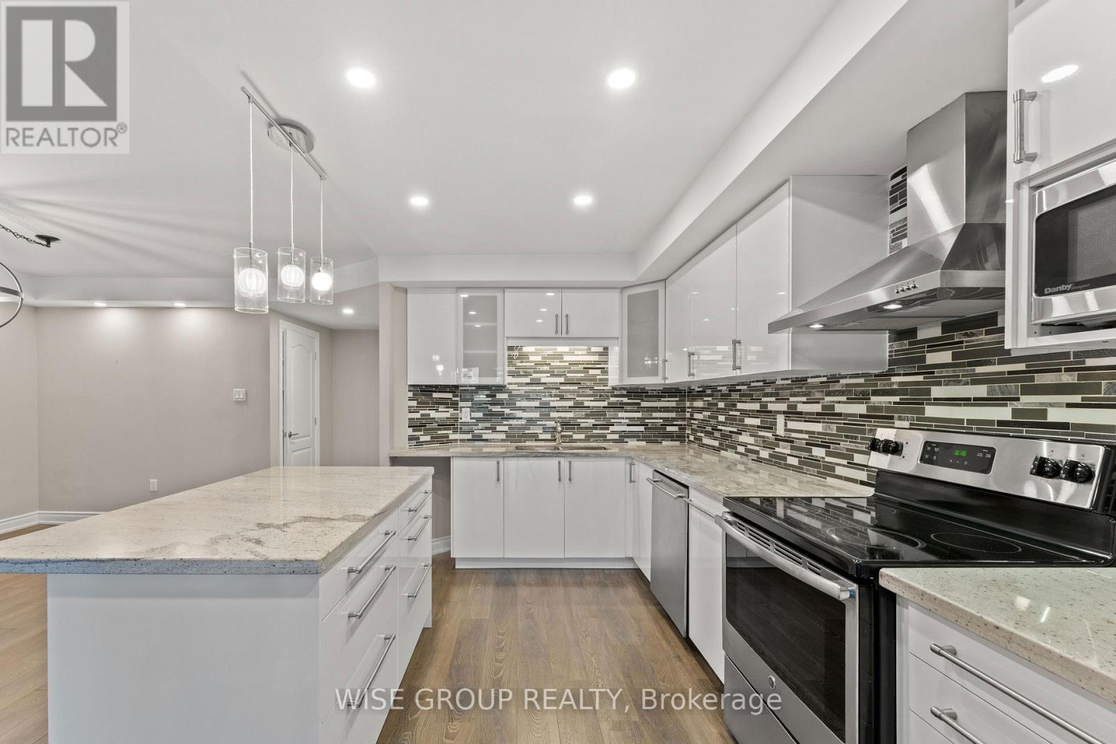 113 - 5 Weldrick Road W, Richmond Hill, Ontario  L4C 8S9 - Photo 9 - N12533498