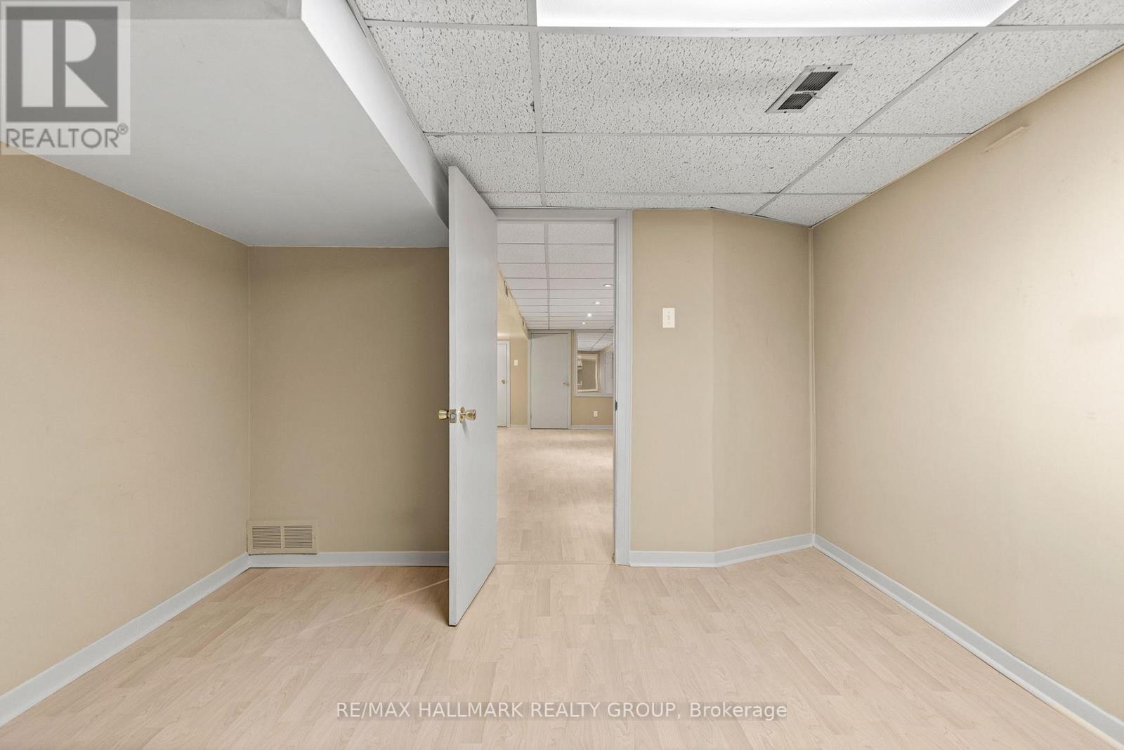 18 Kerry Crescent, Ottawa, Ontario  K2E 5V6 - Photo 33 - X12473157