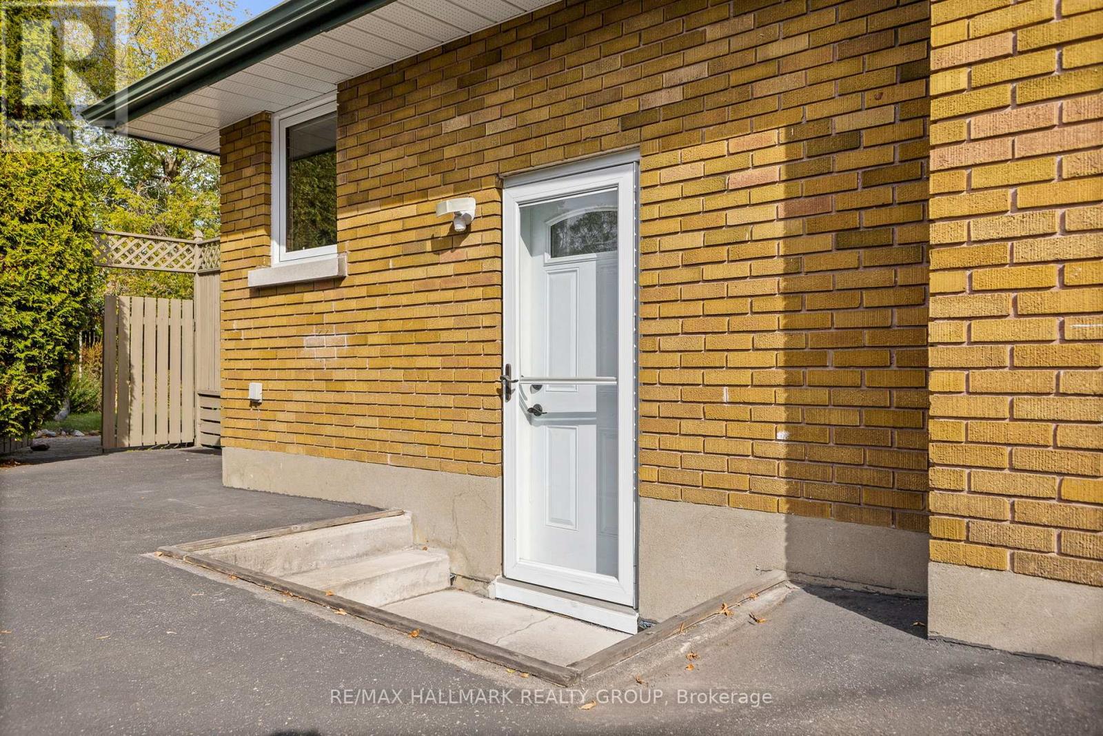 18 Kerry Crescent, Ottawa, Ontario  K2E 5V6 - Photo 47 - X12473157