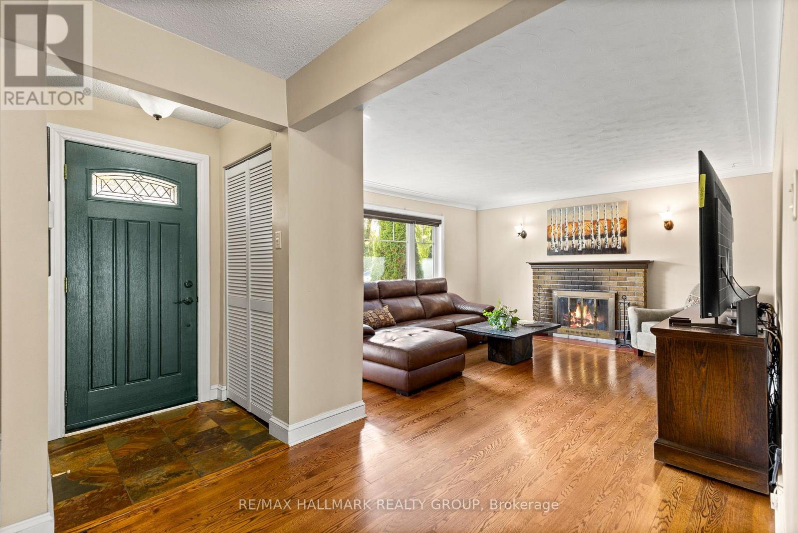 18 Kerry Crescent, Ottawa, Ontario  K2E 5V6 - Photo 5 - X12473157