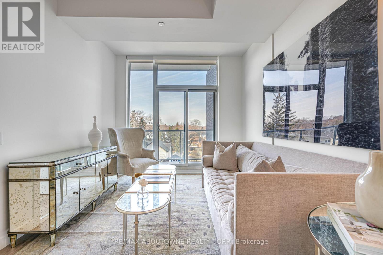 A1210 - 125 Bronte Road, Oakville, Ontario  L6L 0H2 - Photo 5 - W12533396