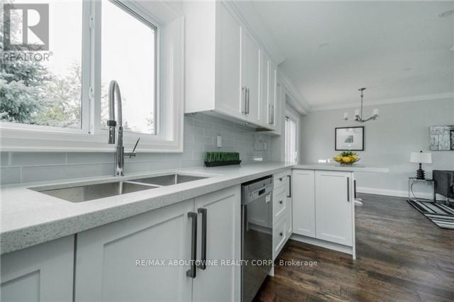 1534 Forestdale Court, Oakville, Ontario  L6H 3A1 - Photo 11 - W12533470