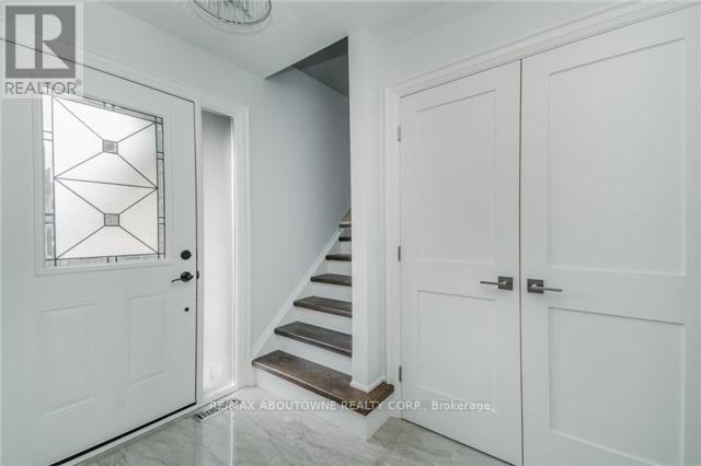 1534 Forestdale Court, Oakville, Ontario  L6H 3A1 - Photo 12 - W12533470