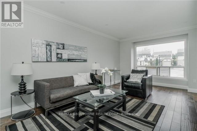 1534 Forestdale Court, Oakville, Ontario  L6H 3A1 - Photo 2 - W12533470