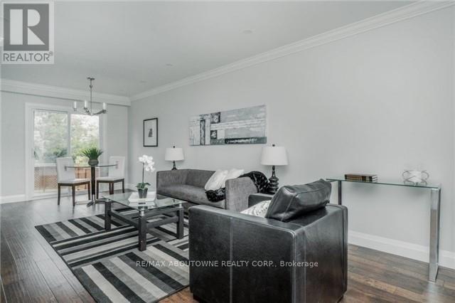 1534 Forestdale Court, Oakville, Ontario  L6H 3A1 - Photo 4 - W12533470