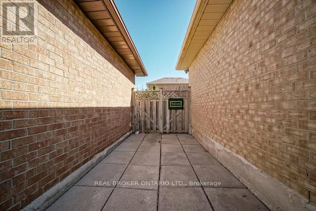 525 Ray Lawson Boulevard, Brampton, Ontario L6Y 3S2 - Photo 13 - W12533476