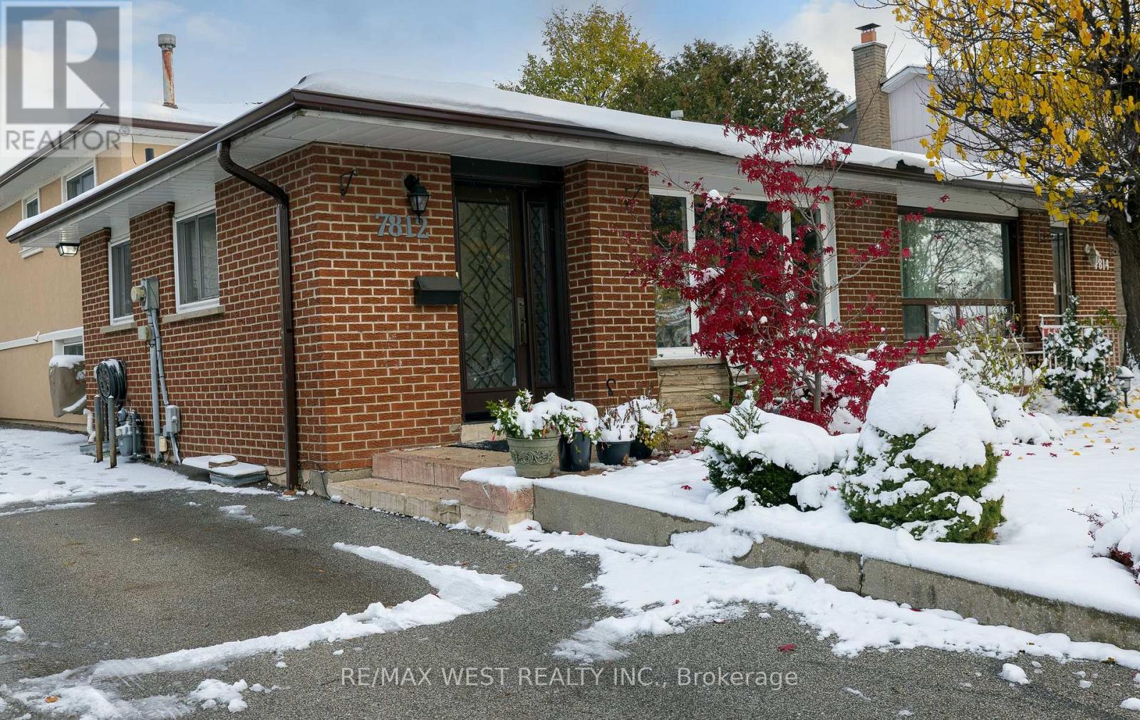 7812 Kittridge Drive, Mississauga, Ontario  L4T 3J6 - Photo 4 - W12533488