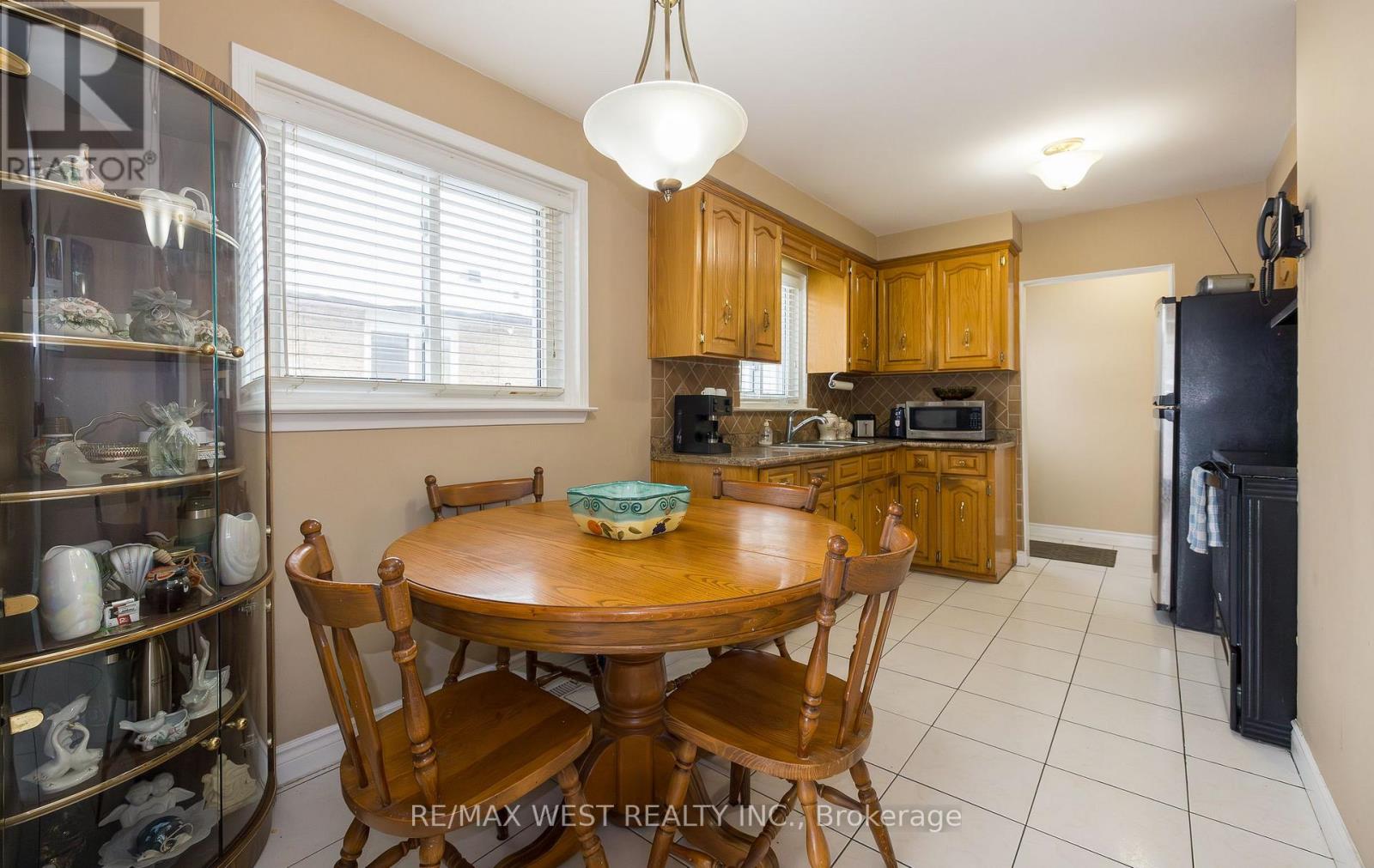 7812 Kittridge Drive, Mississauga, Ontario  L4T 3J6 - Photo 5 - W12533488