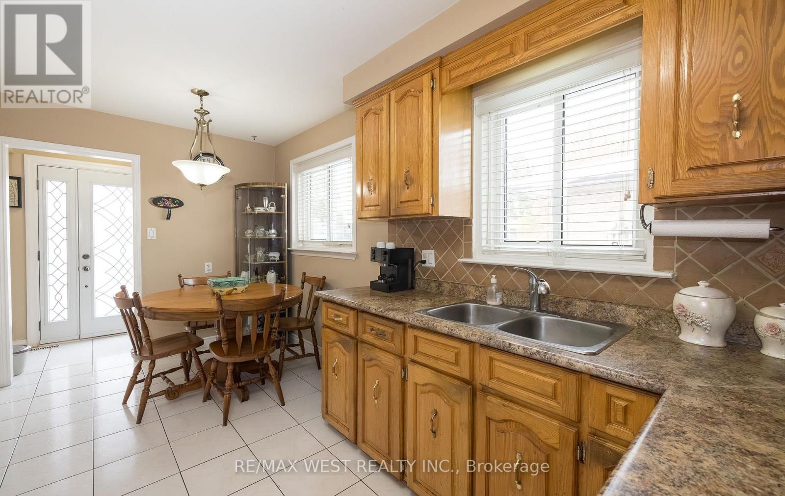 7812 Kittridge Drive, Mississauga (Malton), Ontario  L4T 3J6 - Photo 7 - W12533488