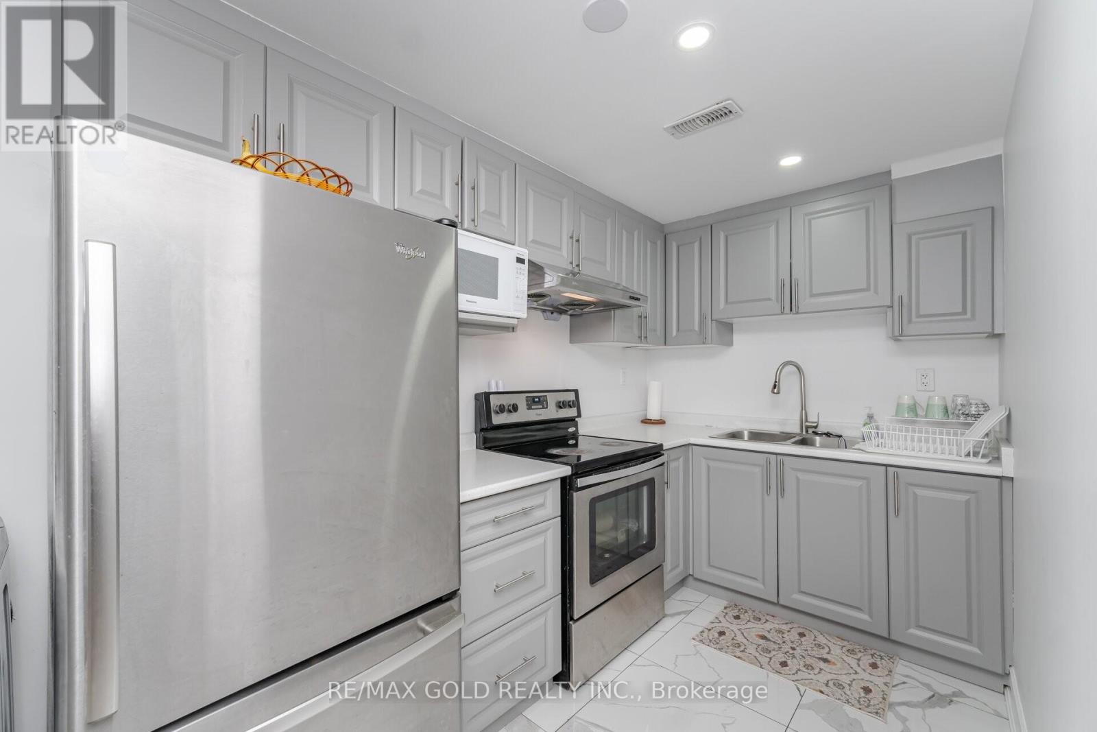 152 Vanhorne Close, Brampton, Ontario  L7A 0Y2 - Photo 15 - W12533512