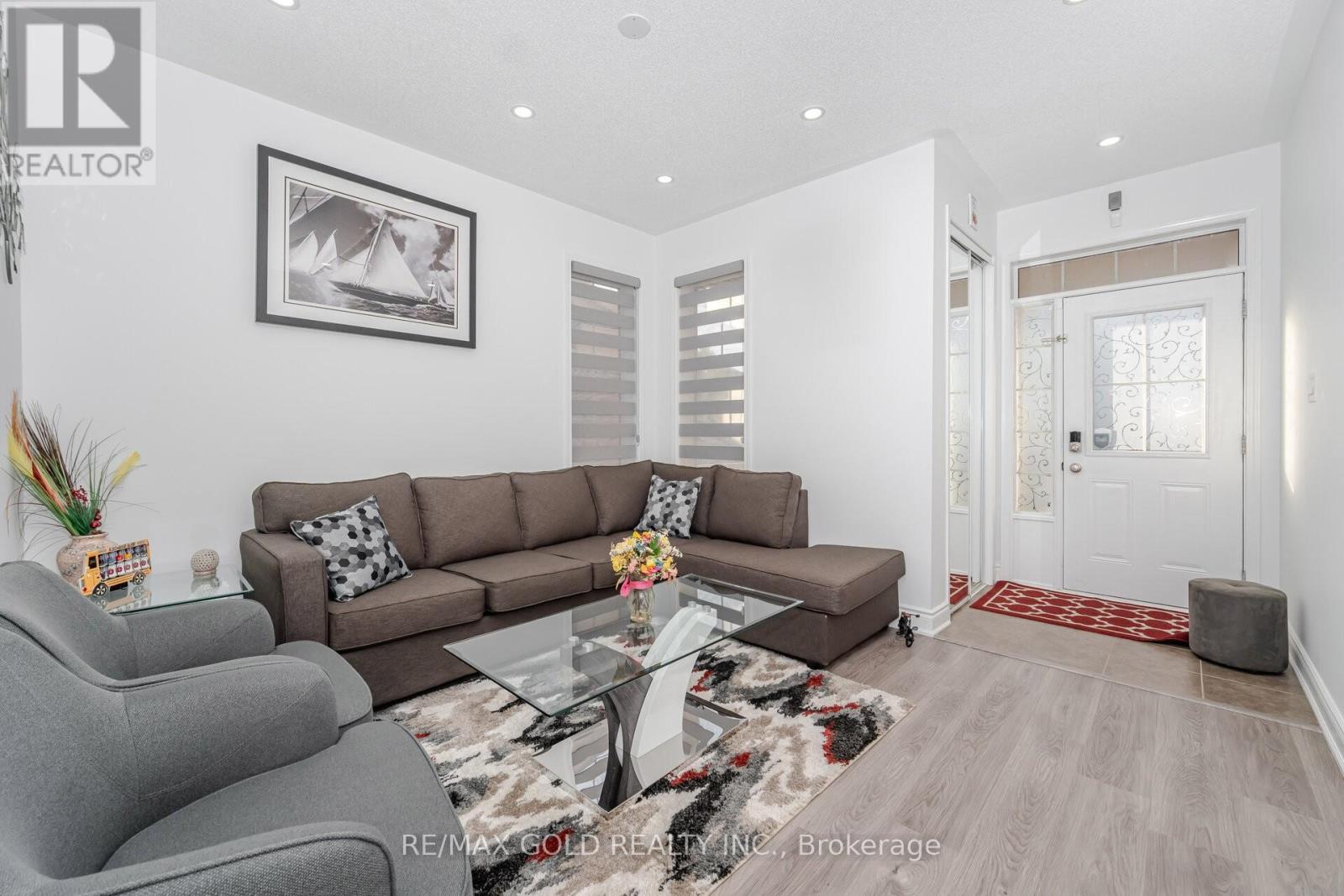 152 Vanhorne Close, Brampton, Ontario  L7A 0Y2 - Photo 2 - W12533512