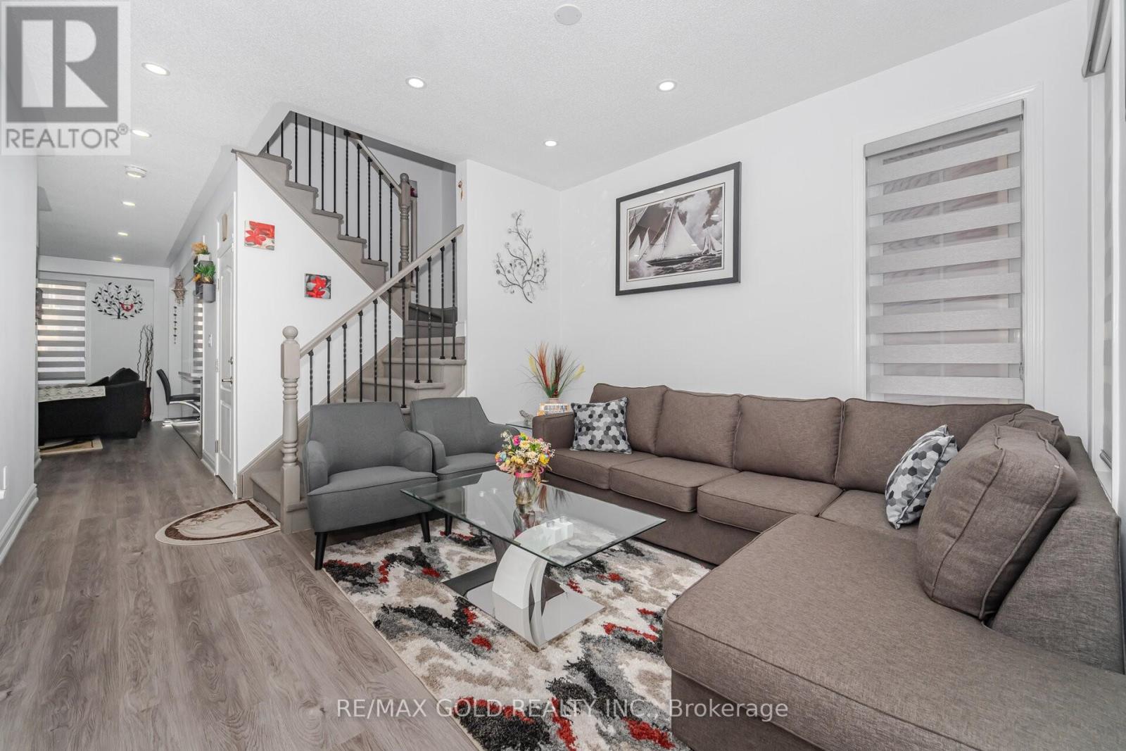 152 Vanhorne Close, Brampton, Ontario  L7A 0Y2 - Photo 3 - W12533512