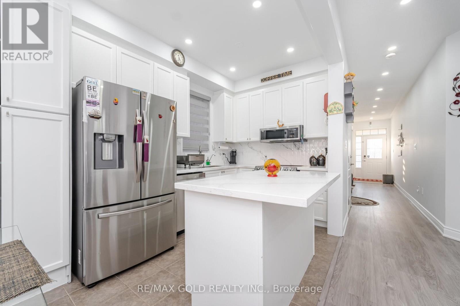 152 Vanhorne Close, Brampton, Ontario  L7A 0Y2 - Photo 4 - W12533512