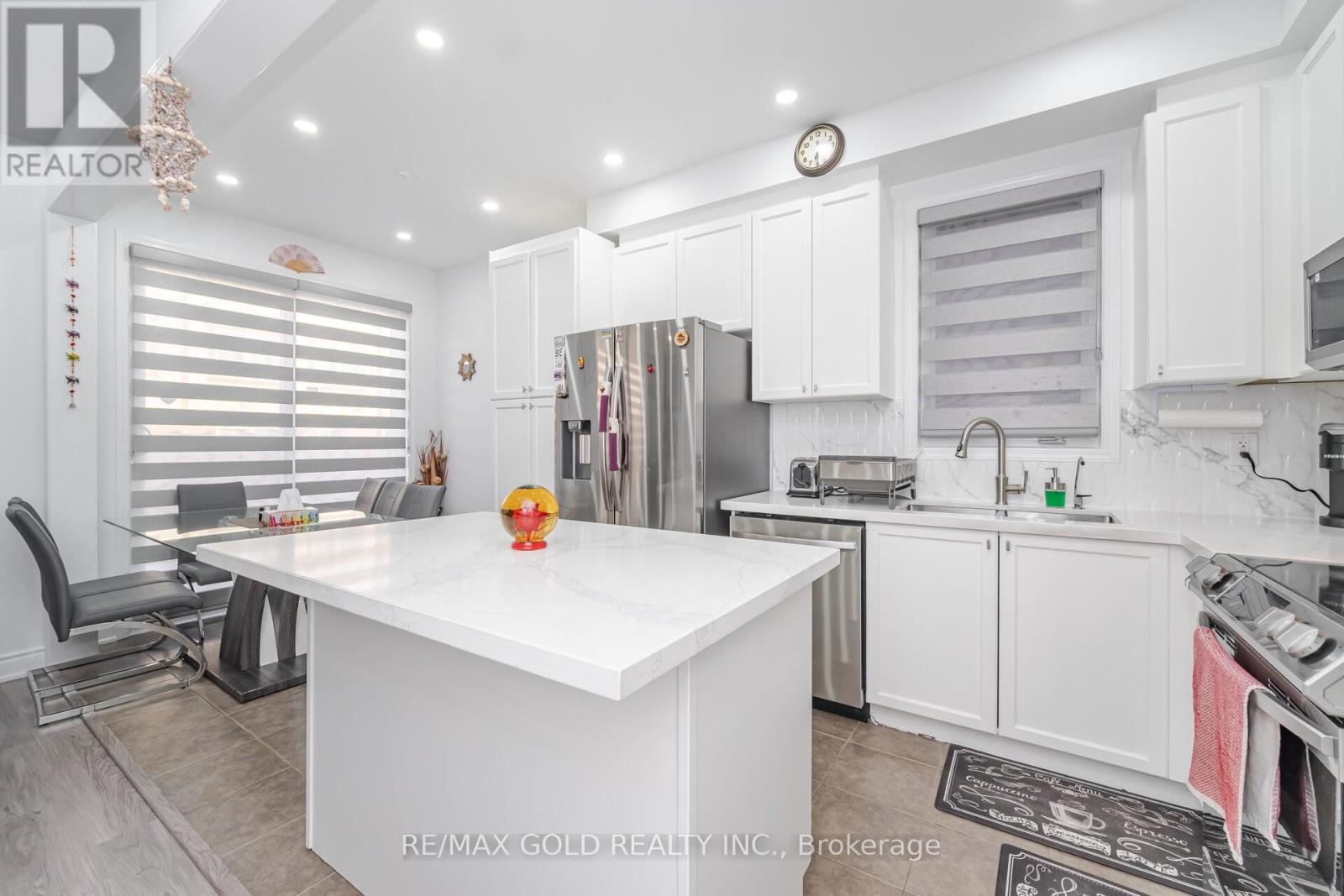 152 Vanhorne Close, Brampton, Ontario  L7A 0Y2 - Photo 5 - W12533512