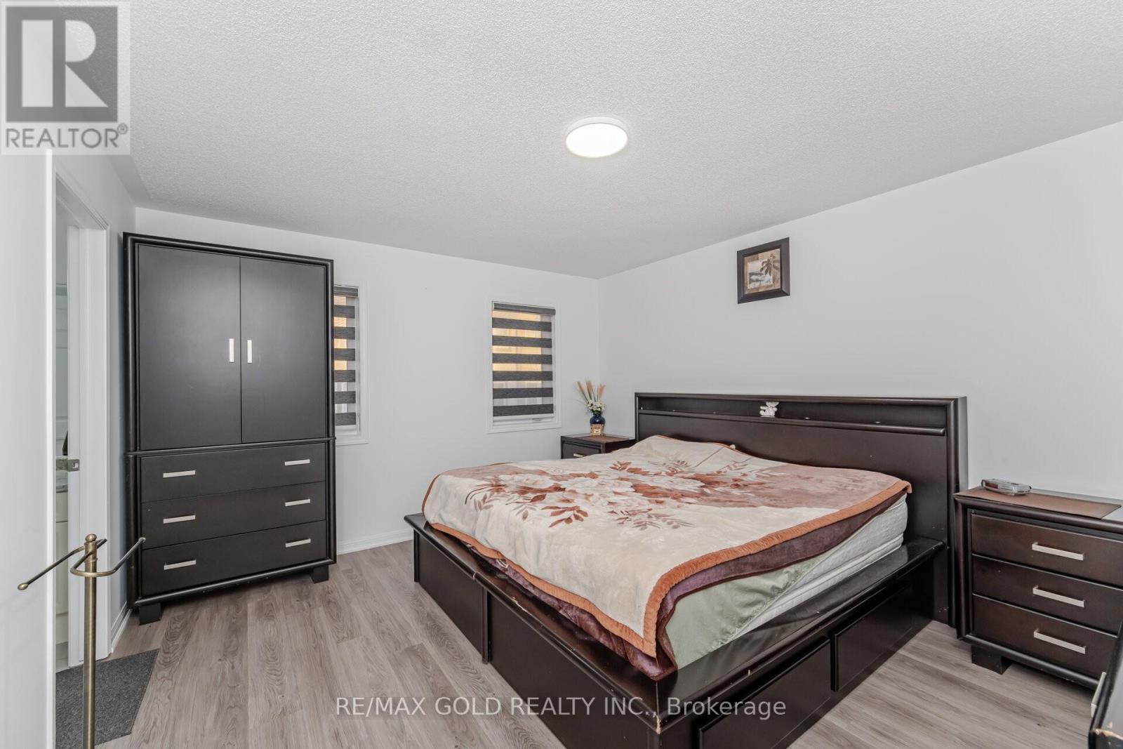 152 Vanhorne Close, Brampton, Ontario  L7A 0Y2 - Photo 9 - W12533512