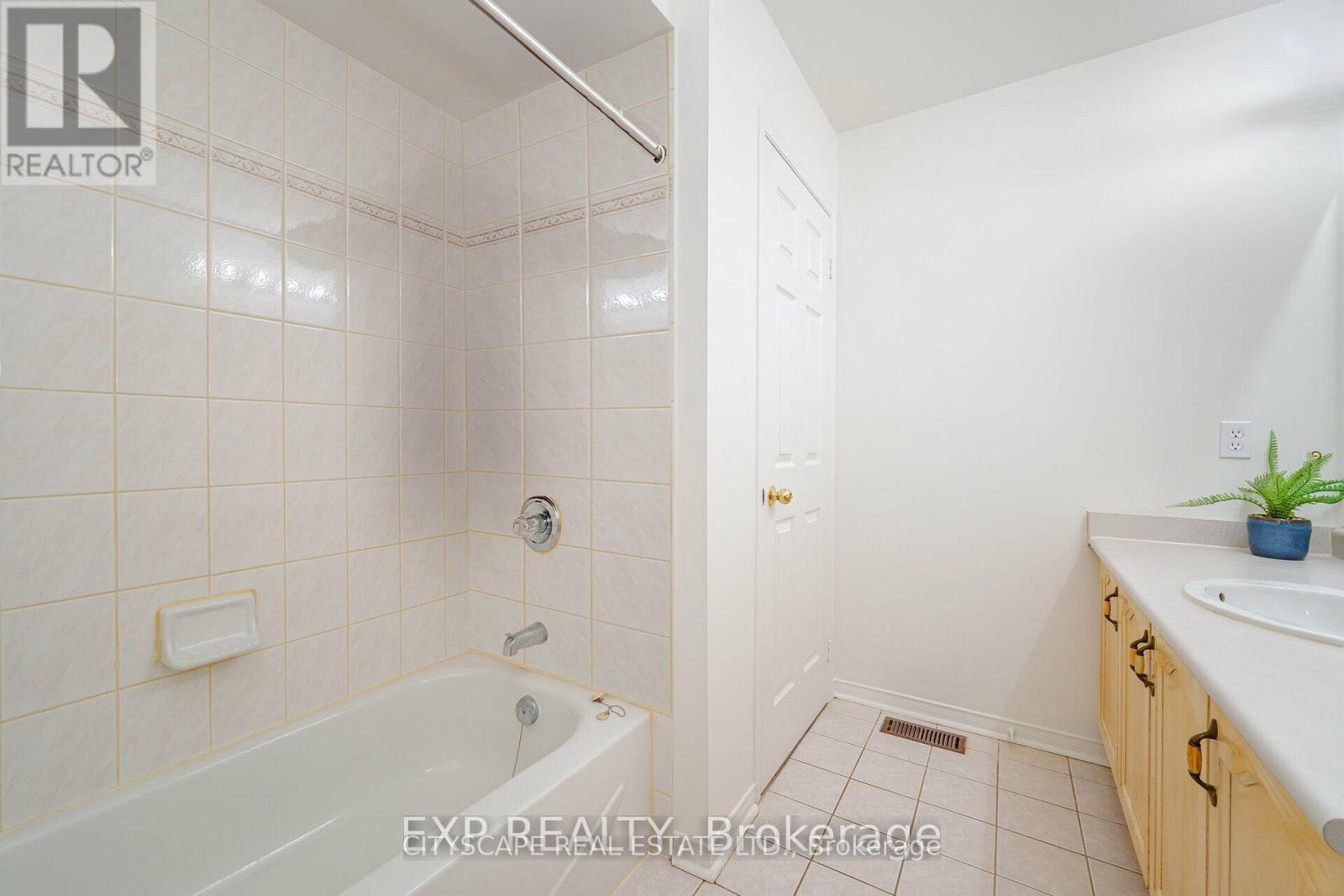 7565 Black Walnut Trail, Mississauga, Ontario  L5N 8A9 - Photo 22 - W12488390