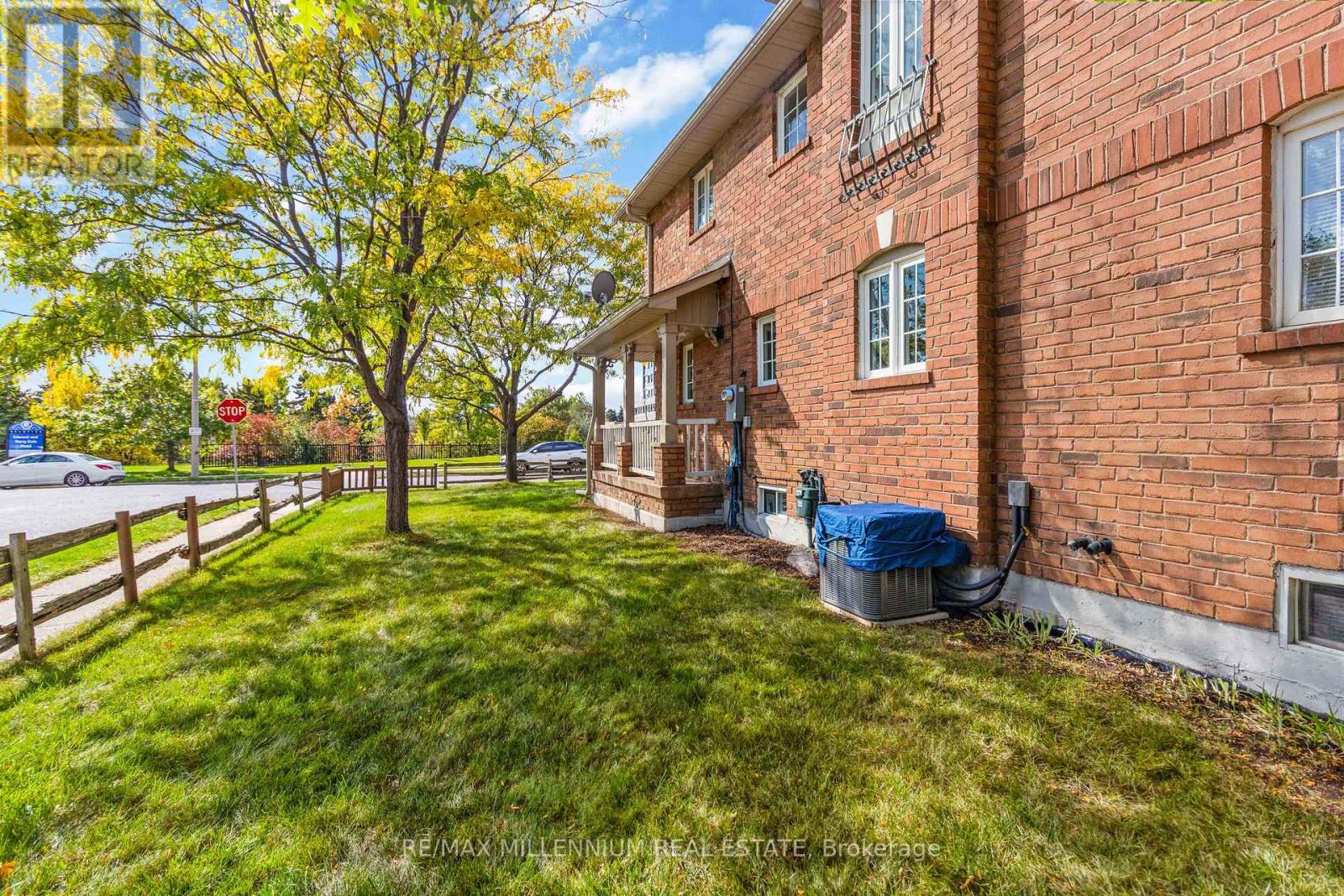 71 Manett Crescent, Brampton, Ontario  L6X 4X5 - Photo 4 - W12532598