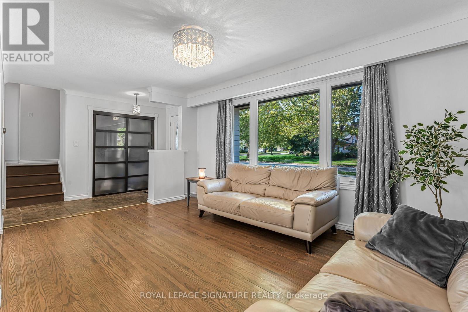 7210 Woodington Road, Niagara Falls, Ontario  L2J 2C3 - Photo 5 - X12533468