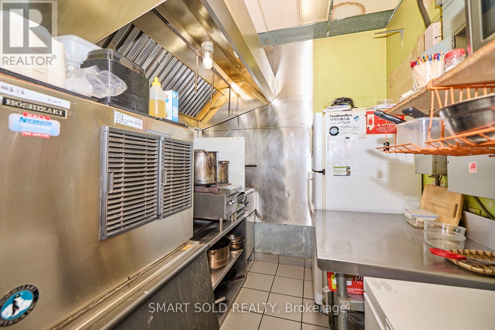 A14 - 210 Glendale Avenue, St. Catharines, Ontario  L2T 3Y6 - Photo 11 - X12533538