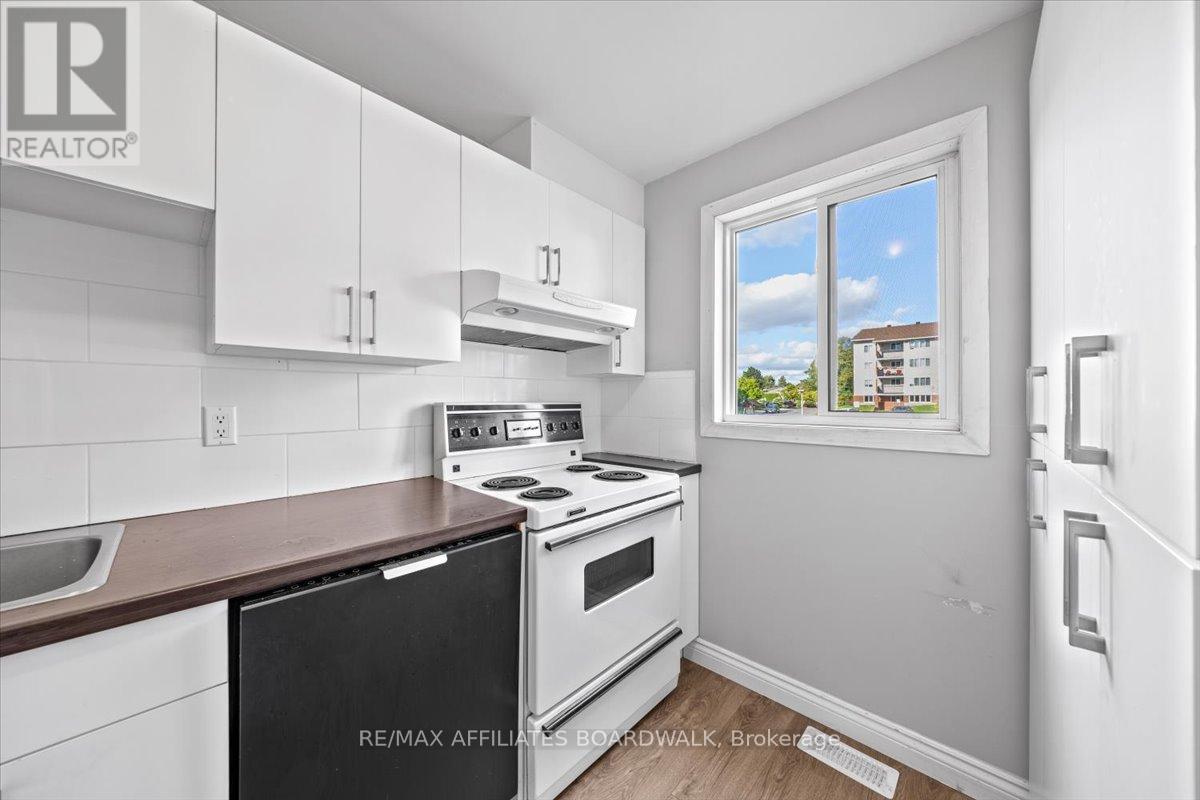 6482 Bilberry Drive, Ottawa, Ontario  K1C 4N8 - Photo 4 - X12401134