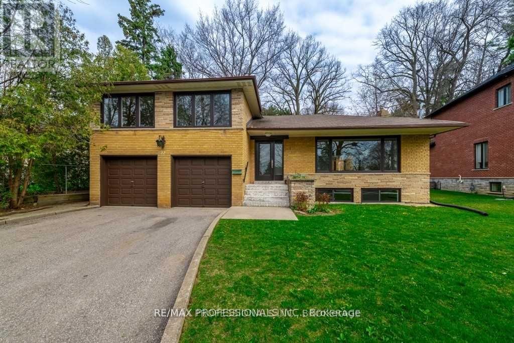 22 FABIAN PLACE, Toronto, Ontario