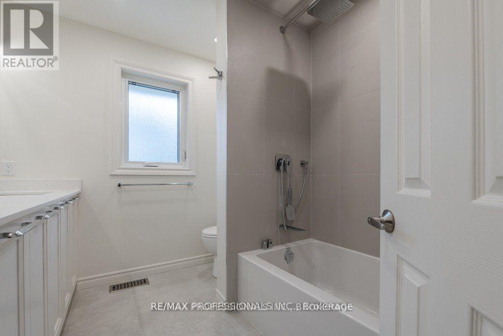 22 Fabian Place, Toronto, Ontario  M9P 2X7 - Photo 17 - W12533372