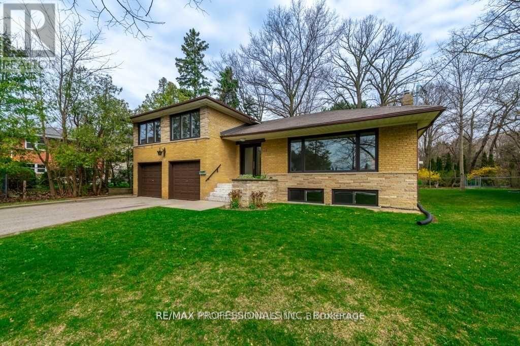 22 Fabian Place, Toronto, Ontario  M9P 2X7 - Photo 2 - W12533372