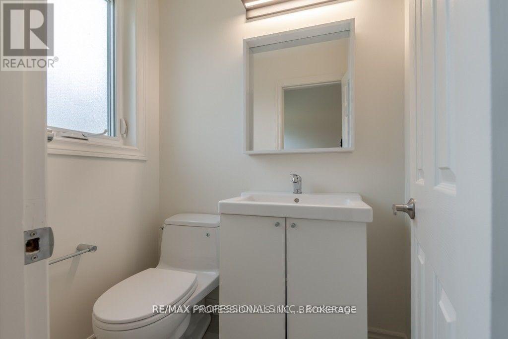 22 Fabian Place, Toronto, Ontario  M9P 2X7 - Photo 20 - W12533372