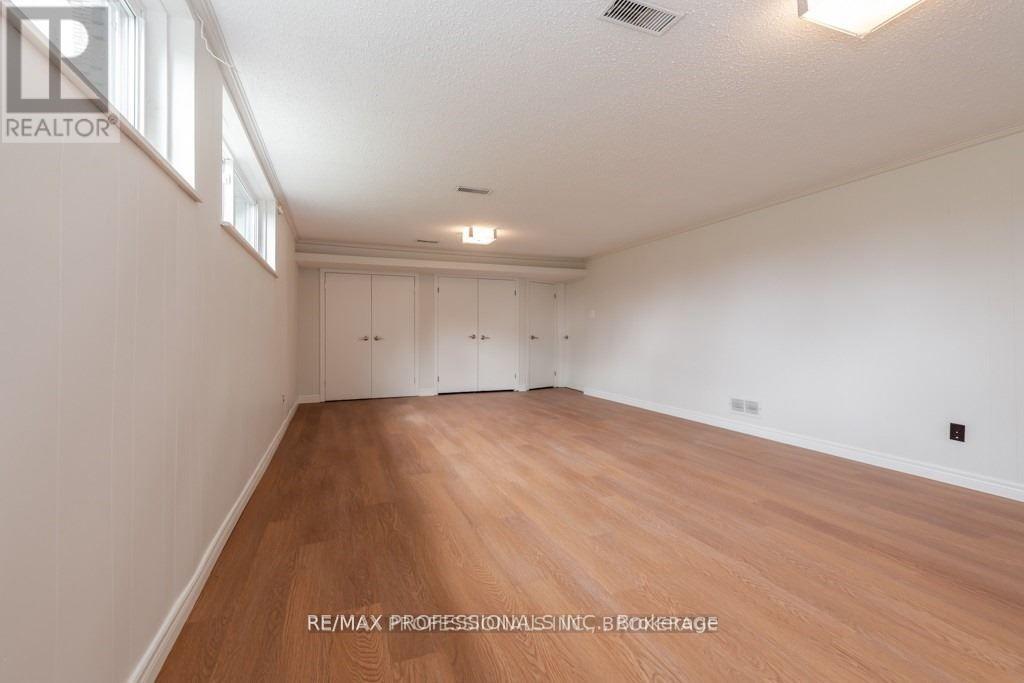 22 Fabian Place, Toronto, Ontario  M9P 2X7 - Photo 21 - W12533372