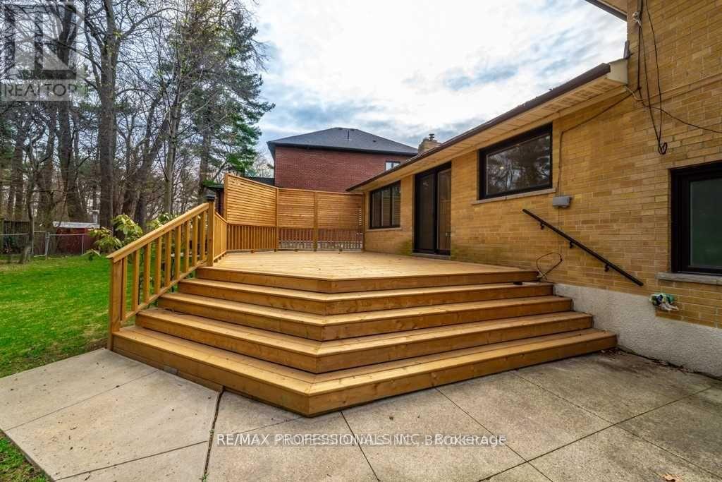 22 Fabian Place, Toronto, Ontario  M9P 2X7 - Photo 26 - W12533372