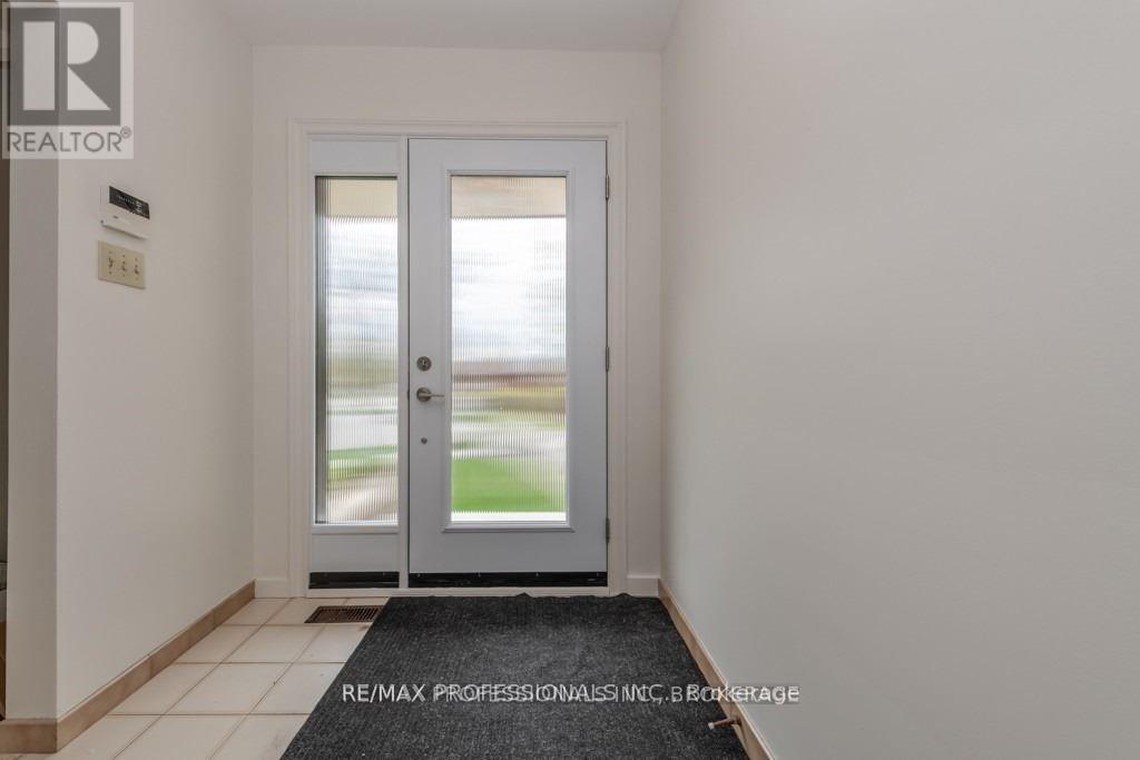 22 Fabian Place, Toronto, Ontario  M9P 2X7 - Photo 4 - W12533372