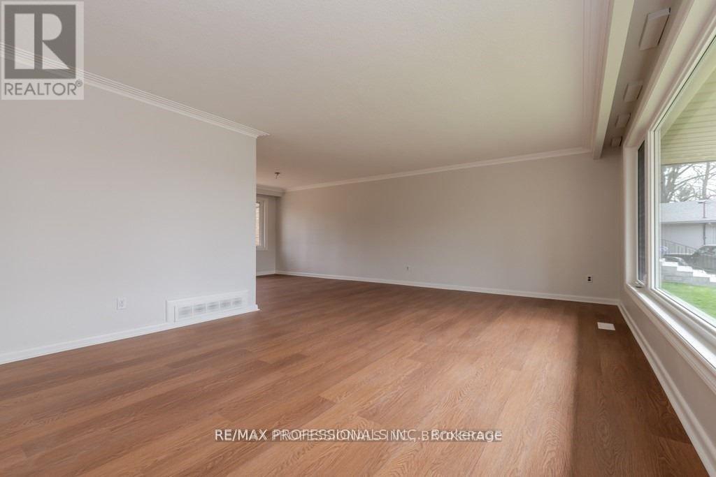 22 Fabian Place, Toronto, Ontario  M9P 2X7 - Photo 5 - W12533372