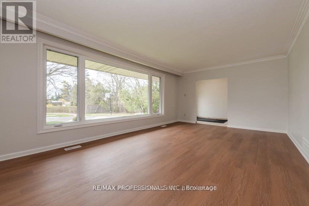 22 Fabian Place, Toronto, Ontario  M9P 2X7 - Photo 6 - W12533372