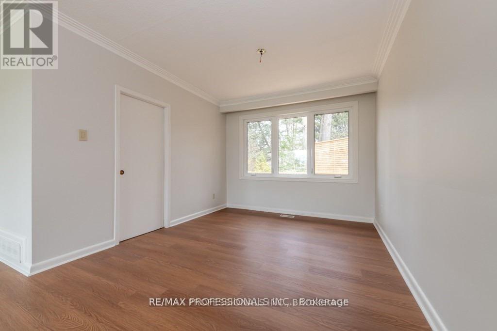 22 Fabian Place, Toronto, Ontario  M9P 2X7 - Photo 7 - W12533372