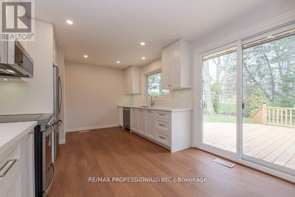 22 Fabian Place, Toronto, Ontario  M9P 2X7 - Photo 8 - W12533372