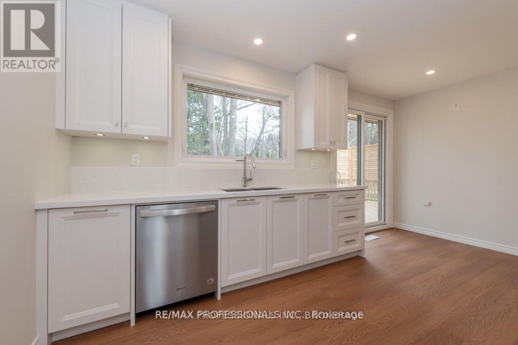 22 Fabian Place, Toronto, Ontario  M9P 2X7 - Photo 9 - W12533372